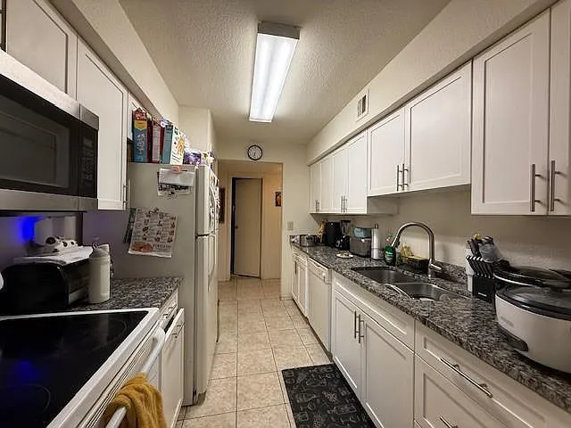 899 W Riverside Dr #611 — Photo 5