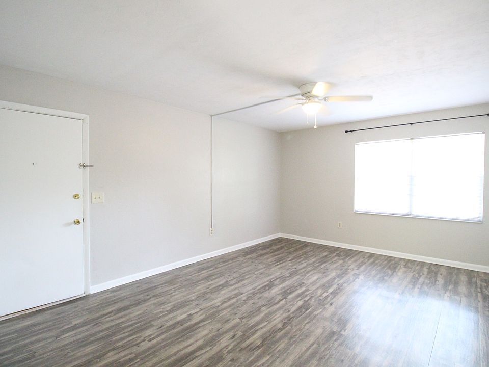PICTURES ARE OF UNIT ACROSS THE HALL

LIVING ROOM