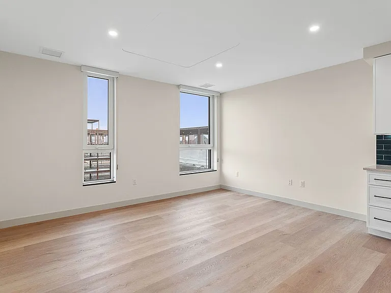 Bank Street Apartments at Burlington Square — Photo 9