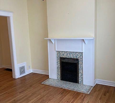 Living room. Non-working fireplace.