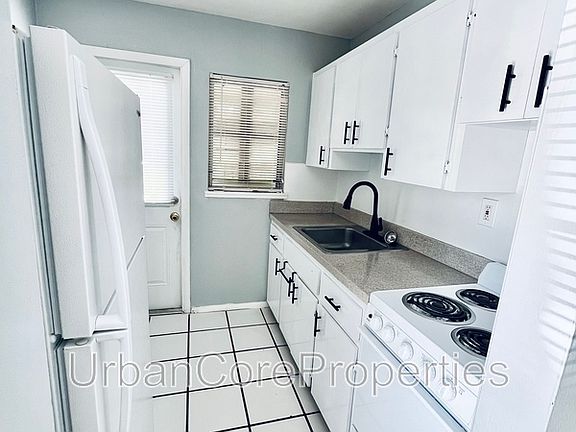 3rd image of 311 24th Ave N APT A