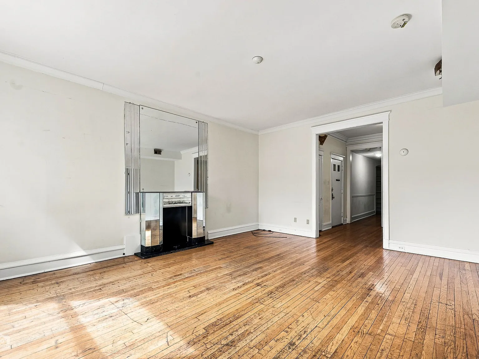 4 bed, 2000 sqft, $3,150 — Photo 2