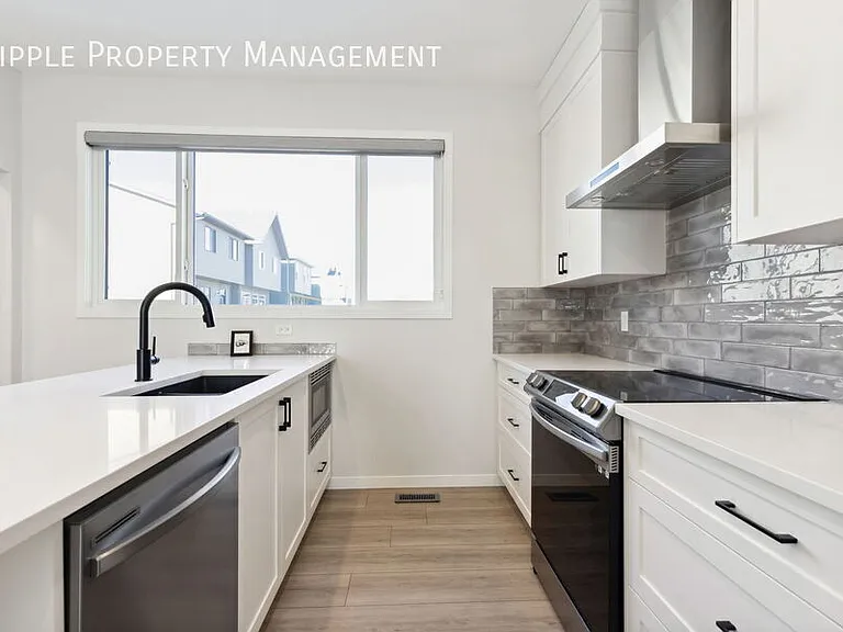 152 Setonstone Mnr SE #UPPER — Photo 3