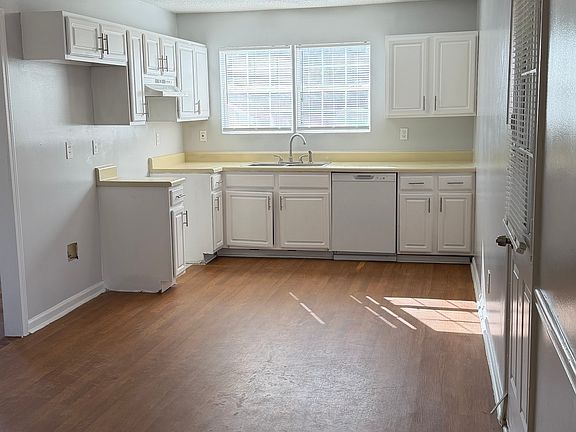 5th image of 228 Inverness Trce