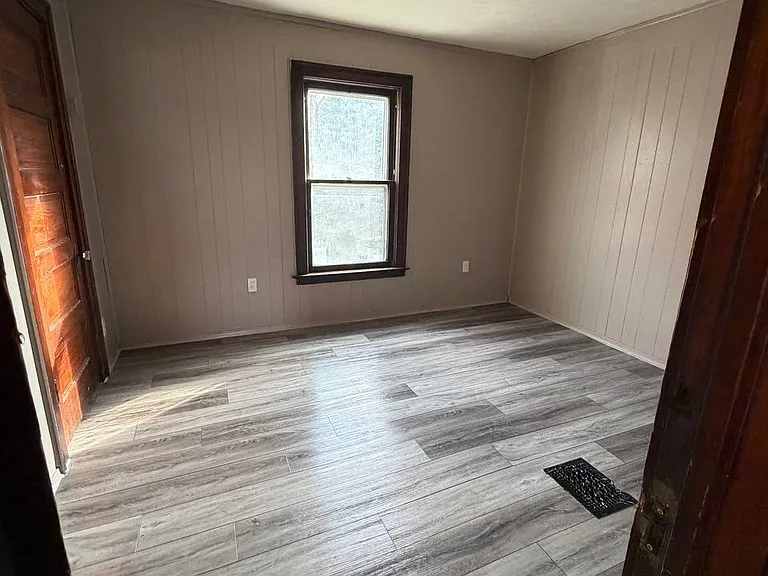 1120 Starr Ave — Photo 4