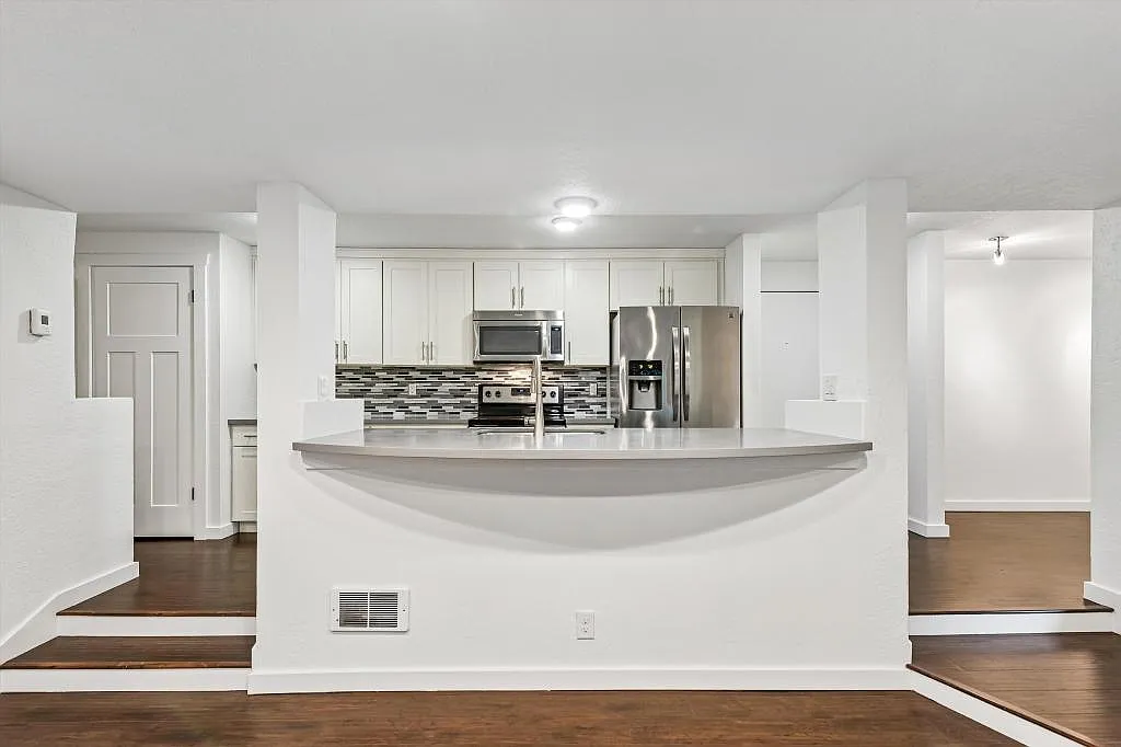 3710 26th PL W - 1 bedroom — Photo 4