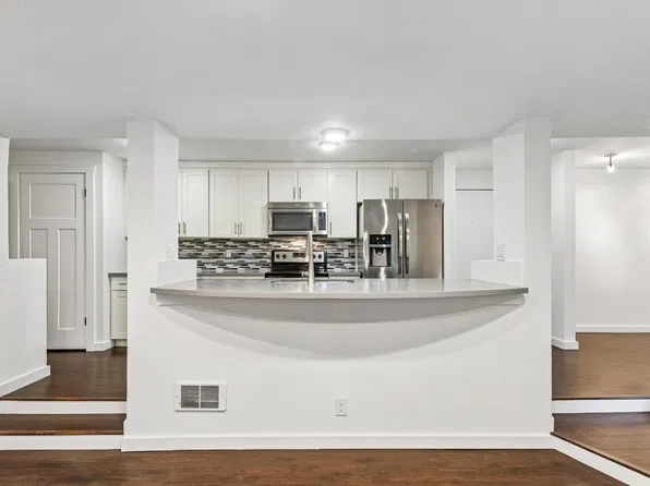 3710 26th Pl W APT B4, Seattle, WA 98199