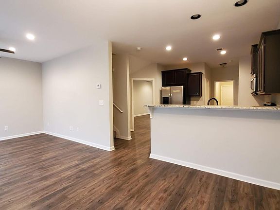 4th image of 1018 Grand Teton Dr