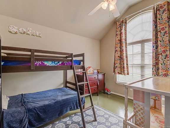 5th image of 433 NE Katherine Ave