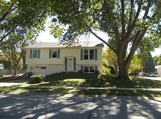 1805 Davenshire Dr, Bettendorf, IA