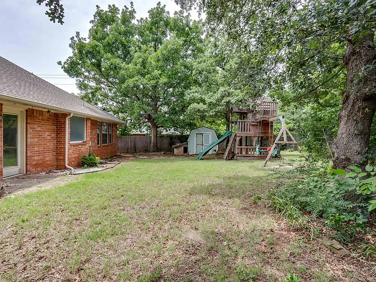 2701 Shady Tree Ln — Photo 34