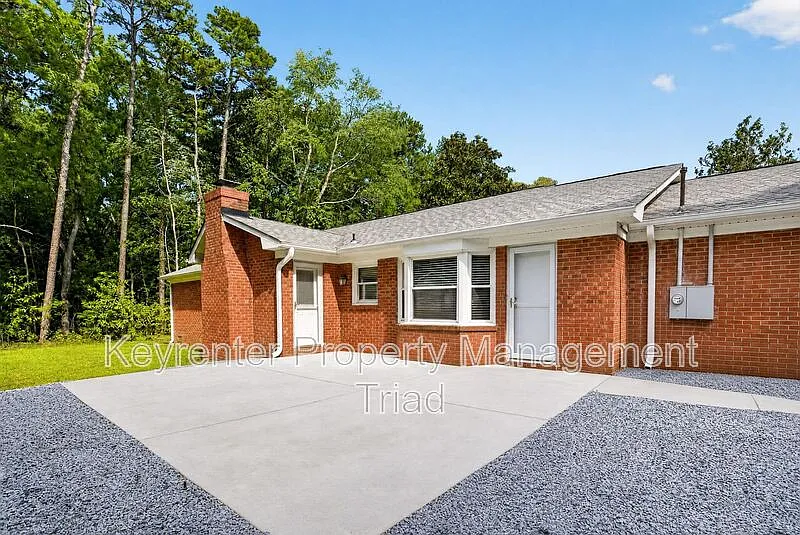 4 bed, 3.5 bath, 2191 sqft, $2,400 — Photo 2