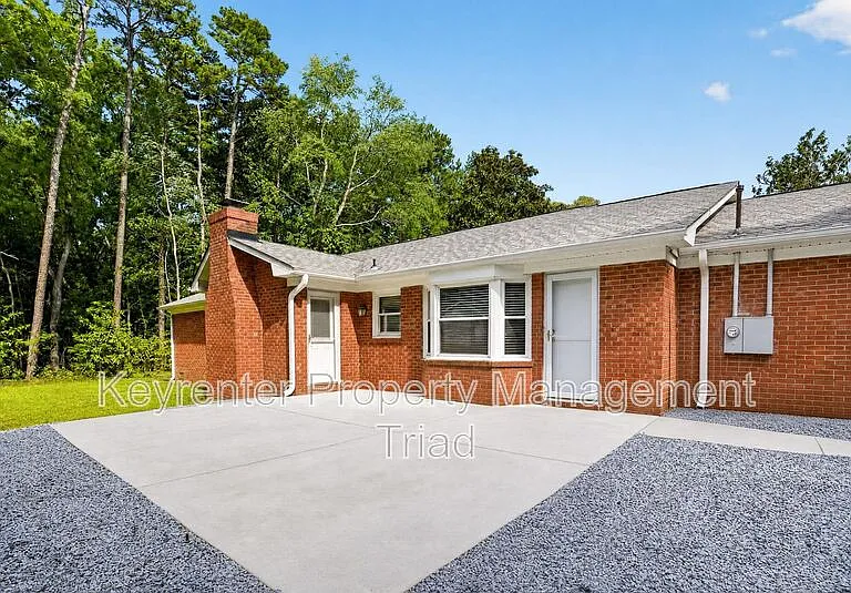 5108 Lakeshore Ct — Photo 2