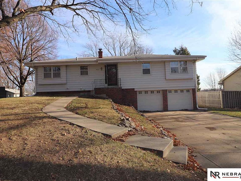 1st image of 817 S 123rd St
