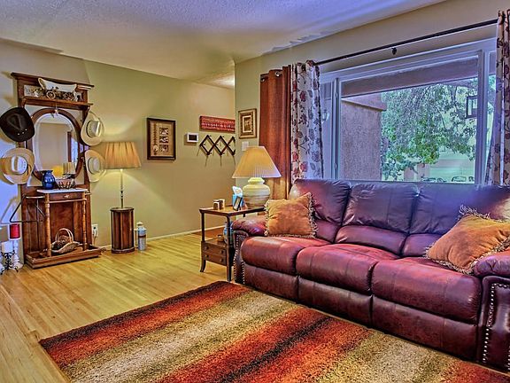 3320 Betts Dr NE Albuquerque-large-008-1