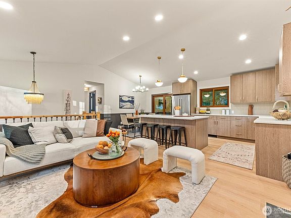 5th image of 15817 SE Newport Way