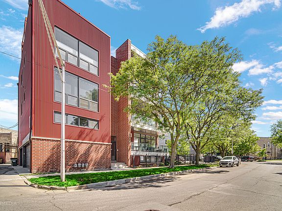 2nd image of 3518 W Wolfram St Unit 1