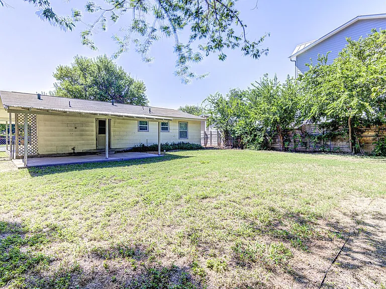 8406 Burrell Dr — Photo 23