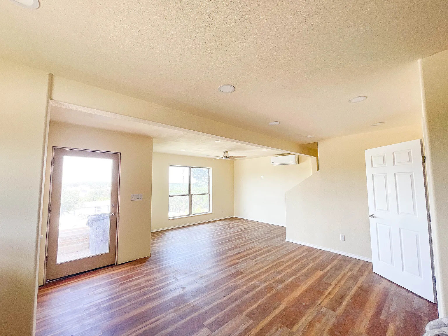 2 bed, 1.5 bath, 1000 sqft, $1,550 — Photo 2
