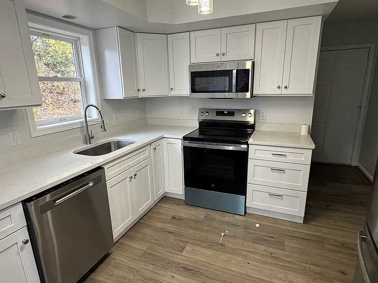 8 Dunning Ave #1 — Photo 2