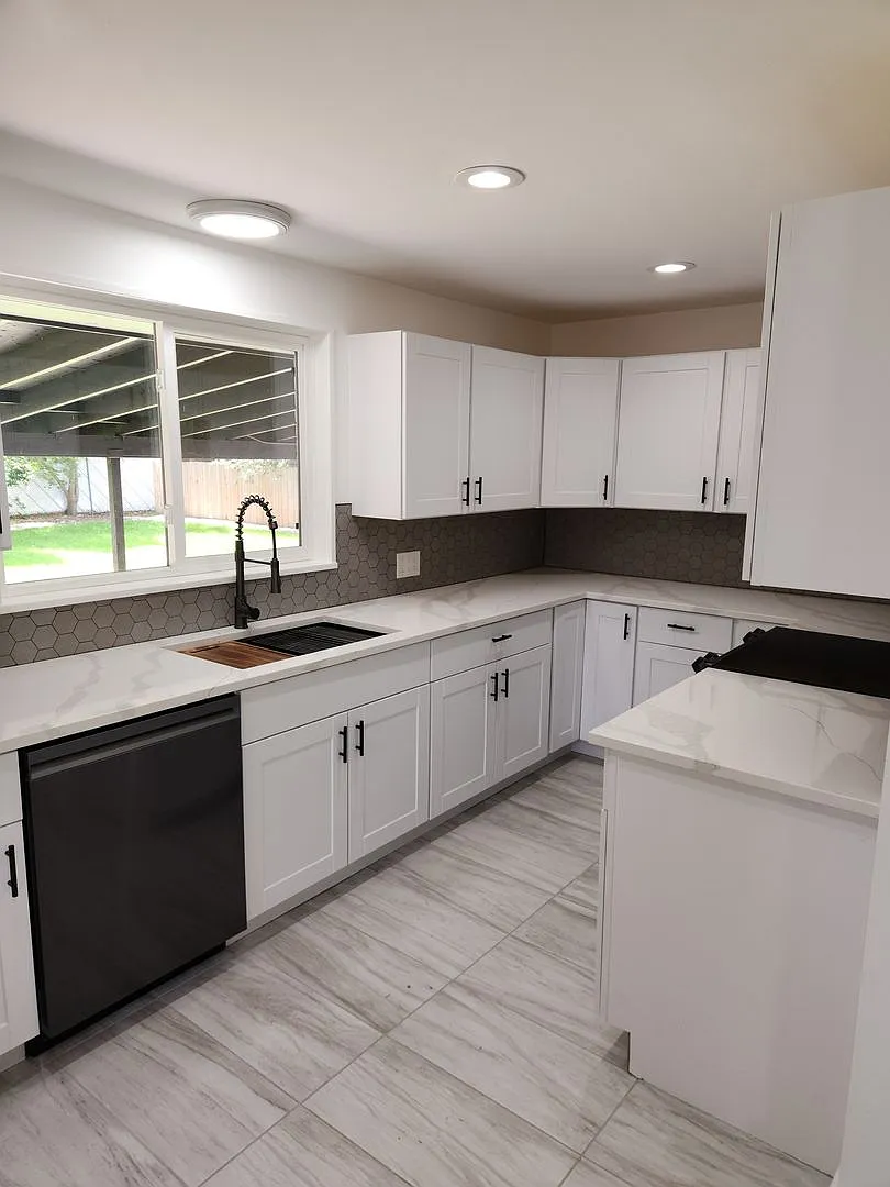 Completely renovated Ranch Style home in Englewood! — Photo 2