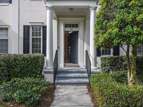 3rd image of 934 Fern Ave