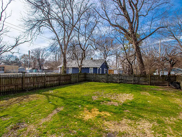 805 Maple St — Photo 19