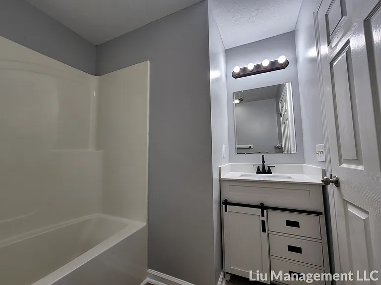 1042 N Traub Ave — Photo 7