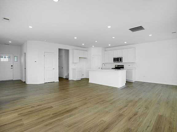 4th image of 359 Red Oak Cir