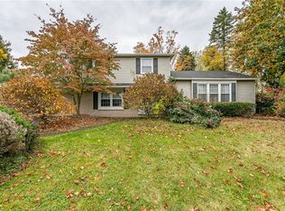 6 Candlewood Cir, Pittsford, NY 14534