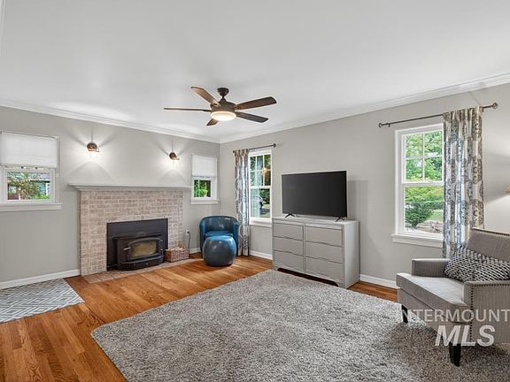 3rd image of 715 E 8th St