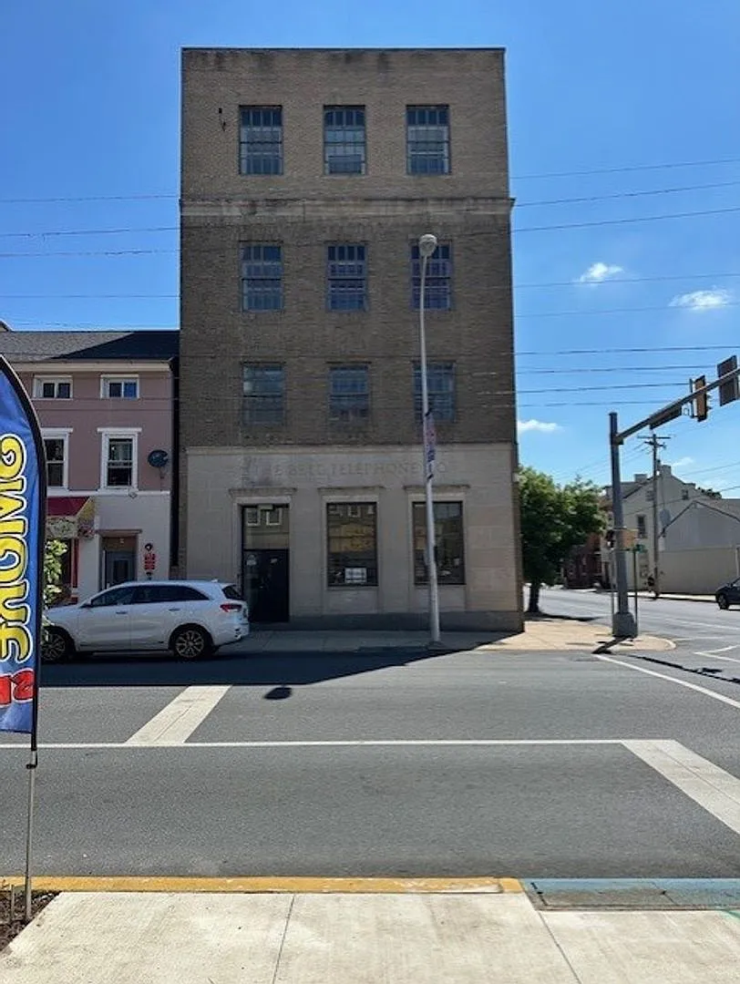 Welcome to our cozy 2-bedroom, 1-bathroom, 3rd floor apartment located in Lebanon, PA — Photo 1