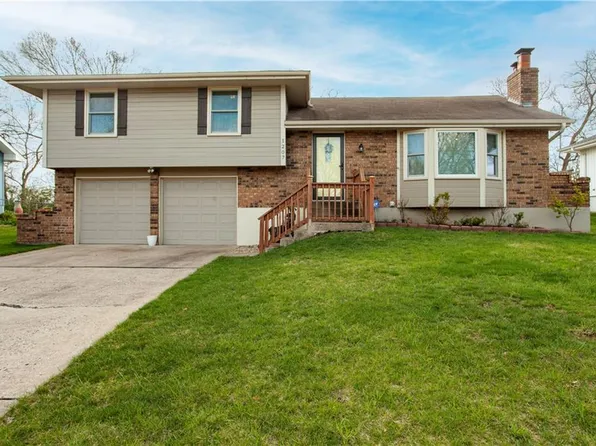 1207 SW Highland Dr, Lees Summit, MO 64081