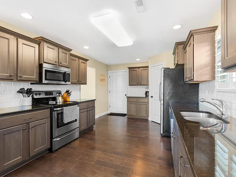 5611 Abercorn Dr — Photo 8