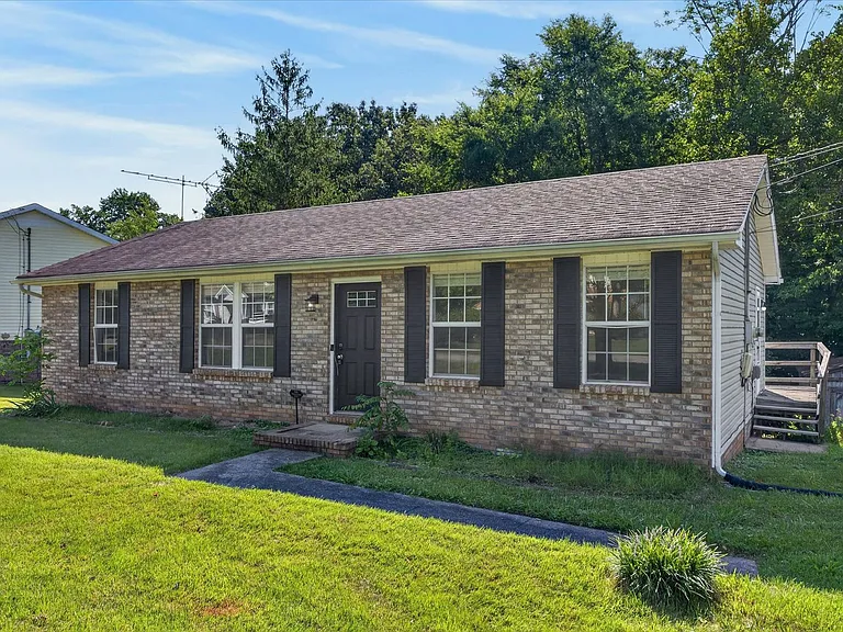 727 Acorn Dr — Photo 2