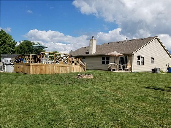 Nice size back yard with plenty of room for playset or other family activities!