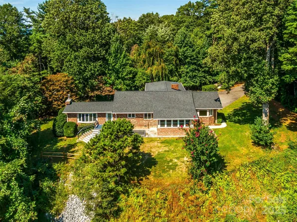 140 Matthew Dr, Hendersonville, NC 28739