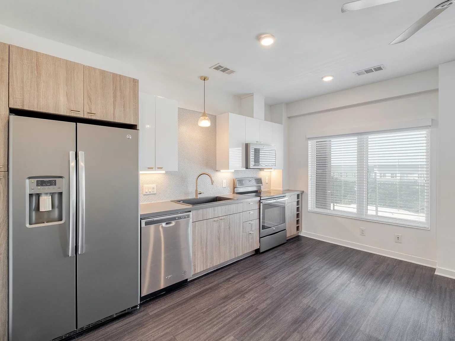1 bed, 1.0 bath, 749 sqft, $1,550 — Photo 2
