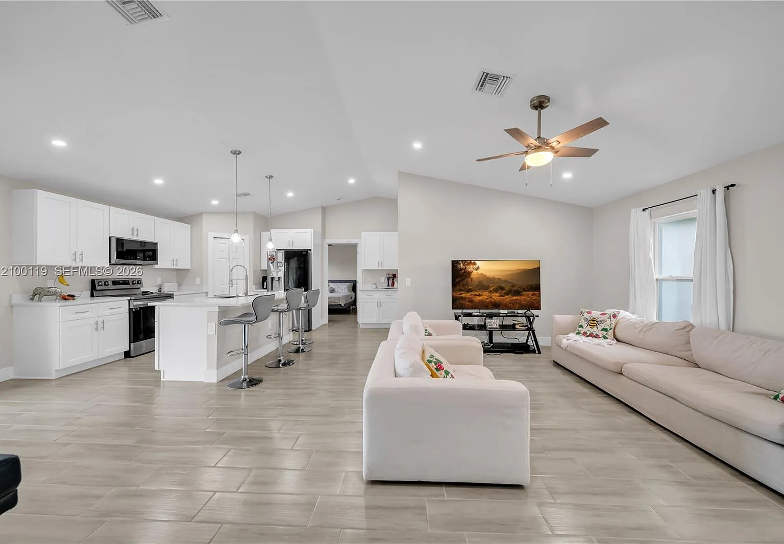 3 bed, 2.0 bath, 1349 sqft, $2,200 — Photo 4
