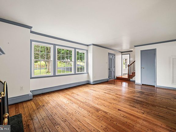 5th image of 2113 Robin Ln