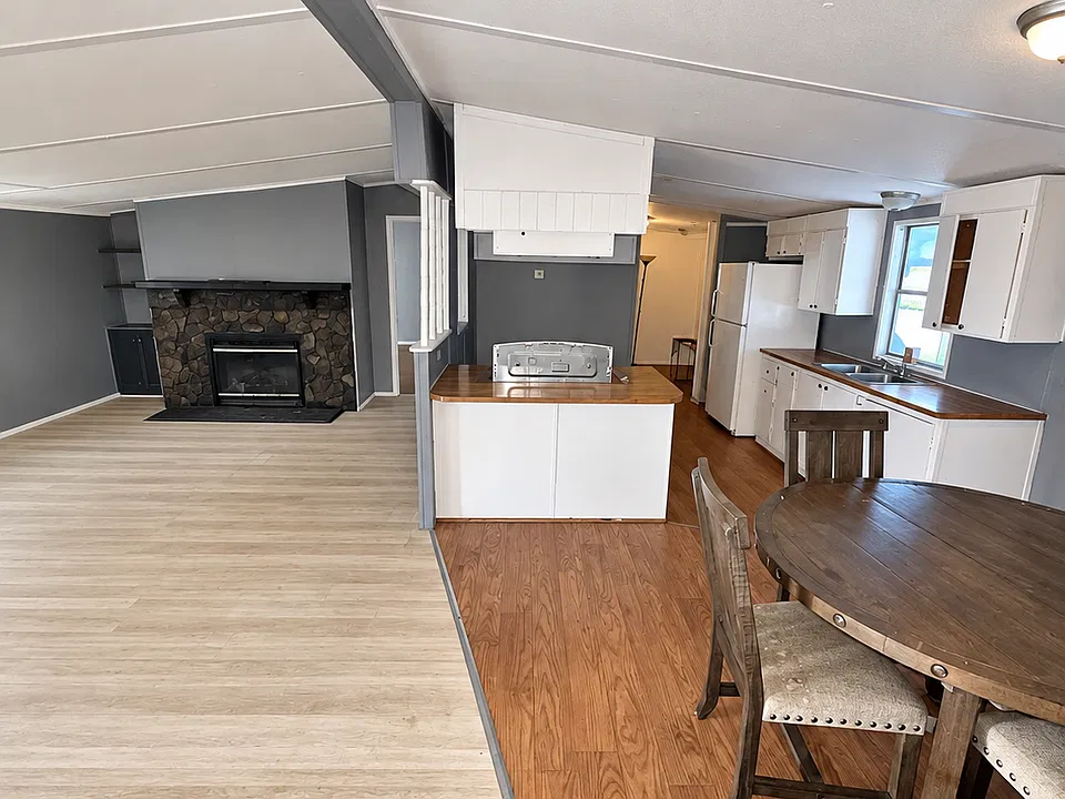 15869 Martha Cir