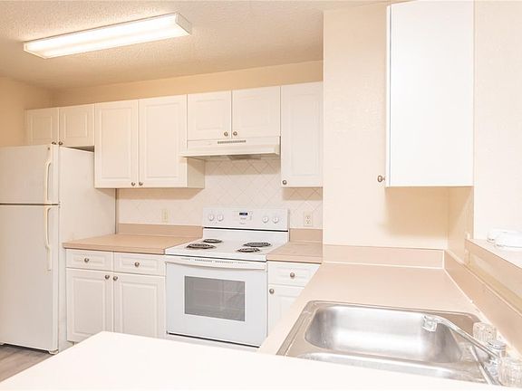 2nd image of 18001 RICHMOND PLACE DRIVE #834
