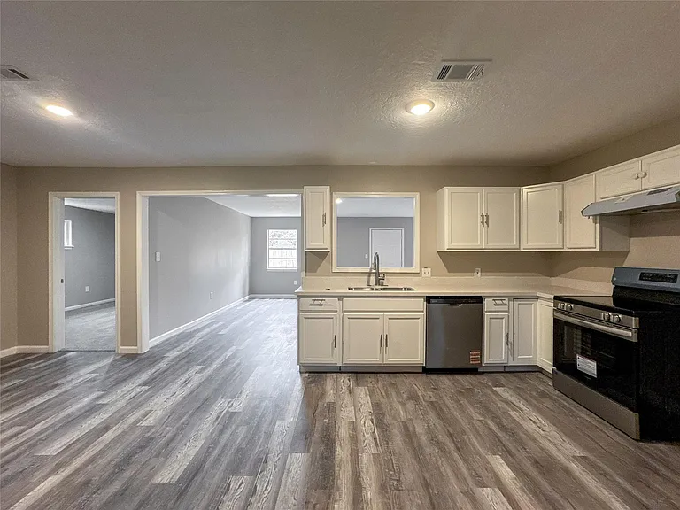 7710 Claiborne St — Photo 6