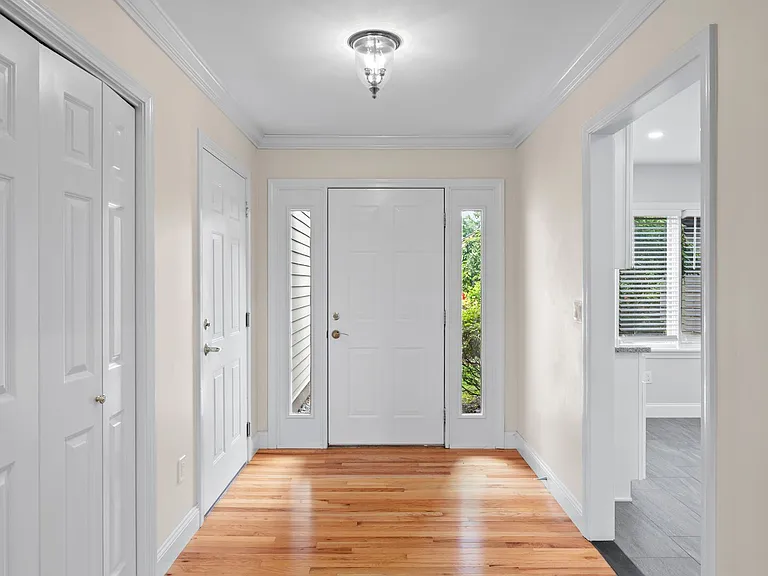 802 Heritage Hls — Photo 2
