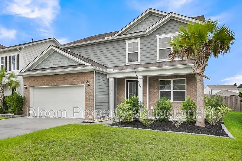5 bed, 3.5 bath, 2721 sqft, $2,900 — Photo 2