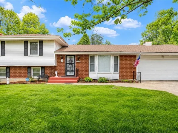 881 E 1st St, Peculiar, MO 64078