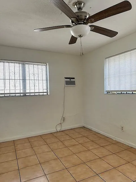 Studio, 1.0 bath, 200 sqft, $1,000 — Photo 3