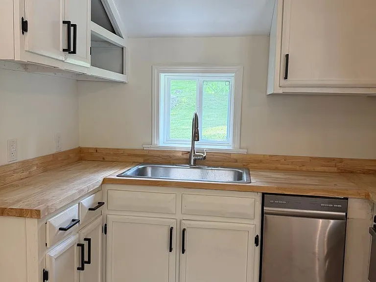 1013 Riverside Dr — Photo 4