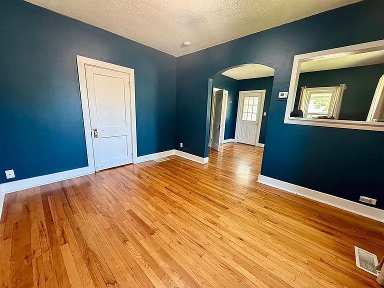 701 W C St — Photo 5