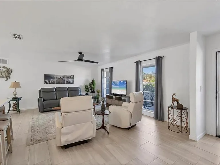 2410 Cass St — Photo 5